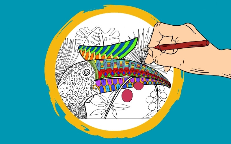 Grafik: Auf einem blauen Hintergrund ist ein dicker gelber Kreis gezeichnet. Von rechts ragt eine Hand in das Bild, die einen Stift führt. Innerhalb des Kreises ist ein Ausschnitt eines Ausmalbildes abgebildet. Der Ausschnitt zeigt den Kopf eines Hornvogels.