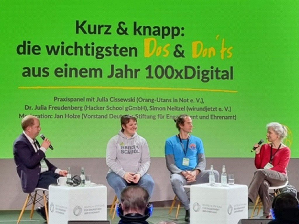 Eine Talkrunde mit Julia Cissewski, Julia Freudenberg, Simon Neitzel und Jan Holze.