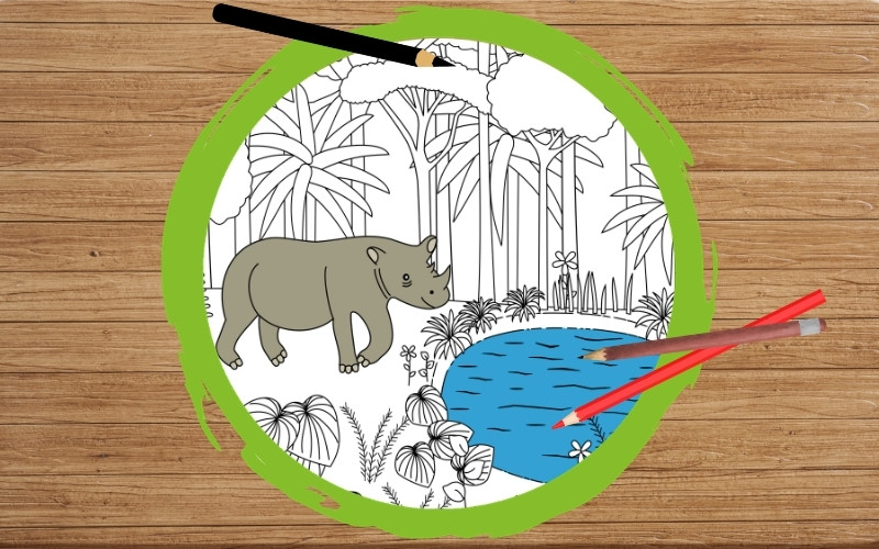 Grafik: Auf einem Hintergrund mit Holzstruktur ist ein dicker grüner Kreis gezeichnet. Daneben liegen drei Malstifte. Innerhalb des Kreises ist ein Ausschnitt eines Ausmalbildes abgebildet. Der Ausschnitt zeigt ein Sumatra-Nashorn im Regenwald.