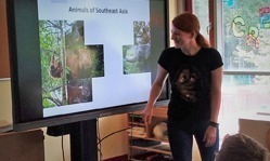Susann Jänig hält einen Vortrag mit einer elektronischen Tafen in der Leipziger International School.