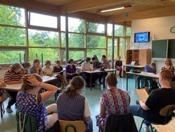Schüler der Schule für Sozialwesen in Bad Lausick in einem Klassenraum beim Projekttag „Planspiel Palmöl“.