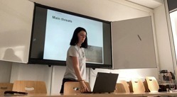 Susann Jänig bereitet sich auf ihren Vortrag im Seminarraum der Universität Leipzig vor.