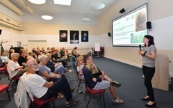 Susann Jänig hält vor einer Gruppe Zuhörer einen Vortrag im Zoo Rostock.