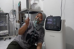 Tierärztin Drh. Yenny demonstriert begeistert den Einsatz des Sauerstoffkonzentrators.