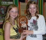 Finja Bischoff und Helene Rottkämper zusammen mit einem Plüsch-Orang-Utan.