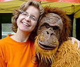 Ingeborg zusammen mit einem als Orang-Utan verkleideten Menschen.