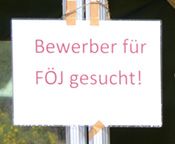 Schild mit der Aufschrift "Bewerber für FÖJ gesucht".