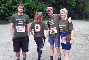 Vier Menschen in Sportkleidung und „Regenwald statt Plamöl“-Tshirts, sie schauen in die Kamera.