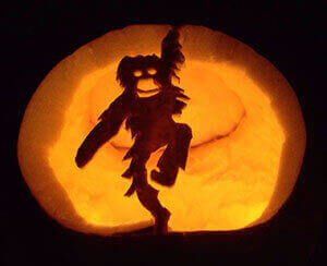 Ein geschnitzter Halloween-Kürbis mit Orang-Utan-Motiv.