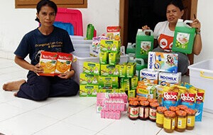 Zwei Mitarbeiter der Auffangstation in Pasir Panjang mit den gespendeten Beschäftigungsmaterialien.