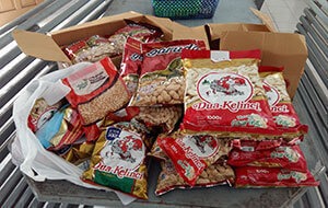 Ein Bild der gespendeten Leckerlies. Man kann Erdnüsse, Popcorn und weiteres erkennen.