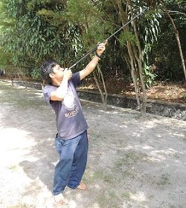 Ein Mitarbeiter der Auffangstation in Pasir Panjang mit einem gespendeten Blasrohr.