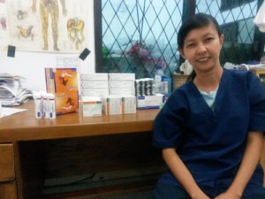 Tierärztin Drh. POpowati in der Auffangstation auf Borneo freut sich über gespendete Medikamente.