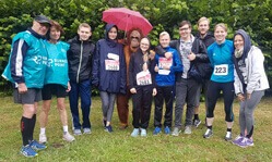 Ein Gruppenfoto der Teilnehmer des Spendenlaufes.