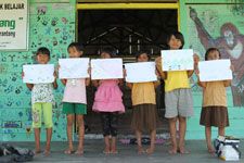 Kinder vor dem Umweltbildungszentrum in Sungai Terantang.