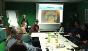 Eine Gruppe Menschen bei einem Seminar zum Thema „Gutes Palmöl – schlechtes Palmöl?“