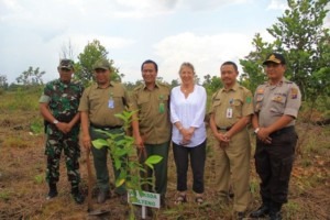 Das Bild zeigt Ashley Leiman, die Vorsitzende unserer Partnerorganisation Orangutan Foundation UK, mit mehreren indonesischen Funktionären. Im Vordergrung steht ein frisch gepflanzter Baumsetzling.