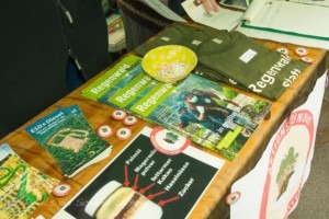 Informationsmaterial auf einem Stand von Orang-Utans in Not e.V.
