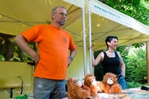 Zwei unserer Mitglieder am Infostand im Zoo Leipzig.