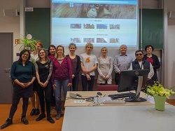 Teilnehmer des ENS-Treffens in einem Seminarraum auf einem Gruppenfoto.