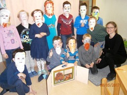 Kinder mit gebastelten Orang-Utan-Papiermasken und unsere Umweltbildnerin.