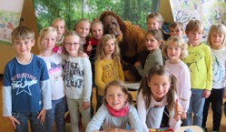 Gruppenfoto der Grundschulklasse Markkleeberg-Ost zusammen mit unserem Kostüm-Orang-Utan.