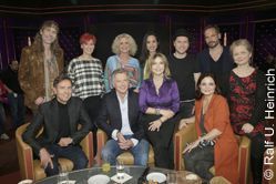 Julia Cissewski mit den Gästen und Gastgebern Riverboat-Talkshow.