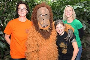 Unser Kostüm-Orang-Utan auf einem Gruppenfoto mit 3 Frauen.