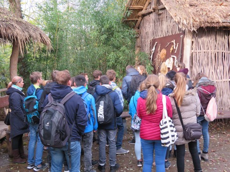 Eine Schülergruppe im Leipziger Zoo.