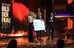 Übergabe des Spendenschecks auf der Bühne der GOLDENE BILD der FRAU-Gala.