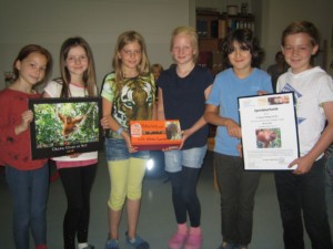 Schüler der Clara-Schumann-Grundschule bekommen eine Spendenurkunde überreicht.