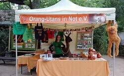 Unser Informations- und Verkaufsstand, mit Infomaterial, T-Shirts und Beuteln und einem großen Banner mit dem Vereinsnamen.