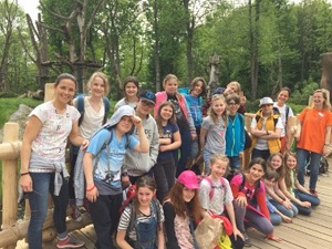 Eine Schulklasse mit Lehrern vor einem Menschenaffengehe im Pongoland im Leipziger Zoo.