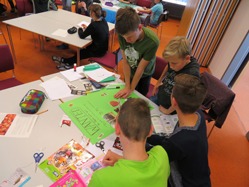 Schüler arbeiten an einem Plakat.