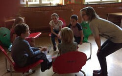 Ingeborg Lambert redet mit einigen teilnehmenden Kindern.