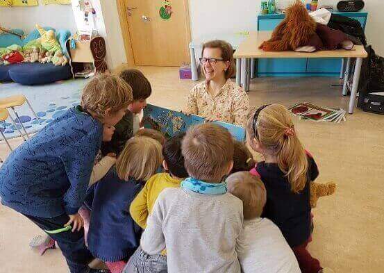 Ingeborg Lambert zeigt den Kindern ein Spiel mit der Handpuppe Ginting.