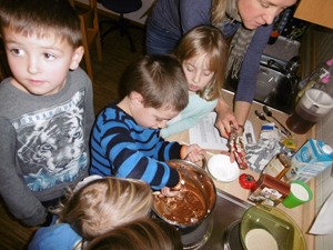 Die Kinder stellen zusammen die Schokocreme her.