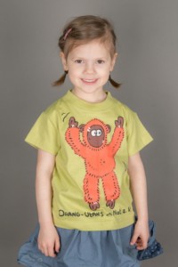 Ein Kind mit einem neuen T-Shirt aus unserem Onlineshop.