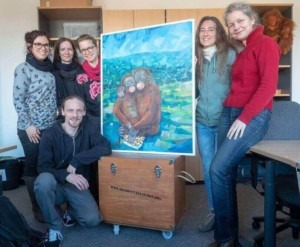 Ein Gruppenfoto unserer Vereinsmitglieder vor dem Gemälde von Harald Reiter im Büro.