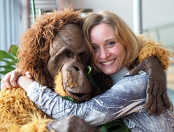 Sabine Voigt umarmt freudig unseren Kostüm-Orang-Utan.
