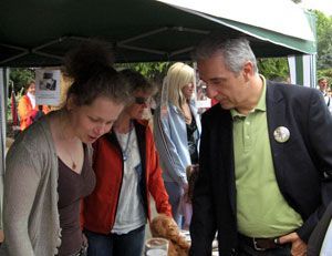 Der sächsische Ministerpräsident Stanislav Tillich steht am Informationsstandes unseres Vereins und hört Julia Cissewski zu.