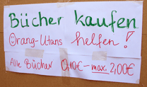 Ein Plakat, das den Bücherverkauf bewirbt.