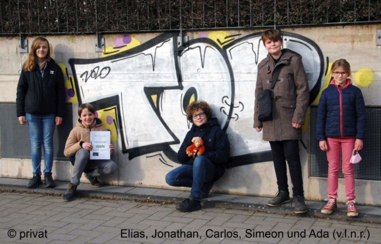 Gruppenbild der fünf Kinder der Glücksblatt-Redaktion.