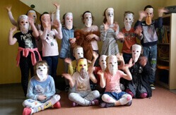 Gruppenfoto der Kinder mit selbstgebastelten Orang-Utan-Masken.