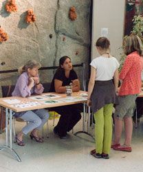 Zwei Kinder hören den Mitgliedern am Orang-Utans in Not e.V.-Infostand bei der Langen Nacht der Wissenschaften zu.