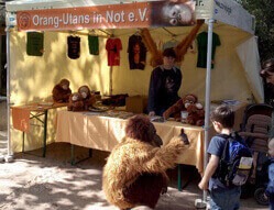 Unser Informations- und Verkaufsstand mit unserem menschengroßen Orang-Utan-Kostüm.