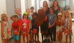 Ein Gruppenbild der Kinder, die an dem Projekt an der International School teilgenommen haben.