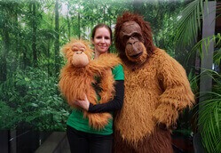 Marlen Kücklich mit unserem Orang-Utan-Maskottchen und einem kleinen Plüsch-Oran-Utan auf dem Arm.