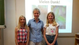 Julia Cissewski mit zwei Schülerinnen der Klasse 5a.