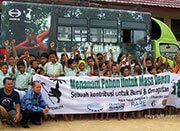 Eine Gruppe Kinder vor dem Umweltbildungsbus in Indonesien